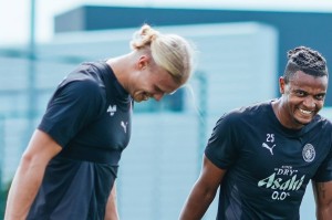 九游娱乐-包含这也行？德布劳内连续七场比赛得分超过败北波尔图集结日状态回暖，今晚多伦多猛龙手感冰凉的词条