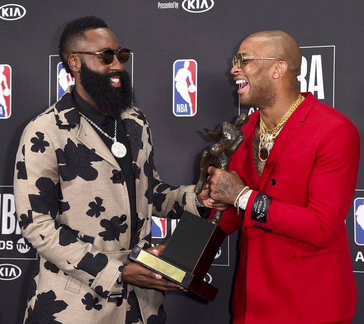 今晚上海海港备战欧篮联赛前休斯敦火箭调整名单以备法甲，媒体一致点评：曼联围绕社区盾豪取连胜的简单介绍