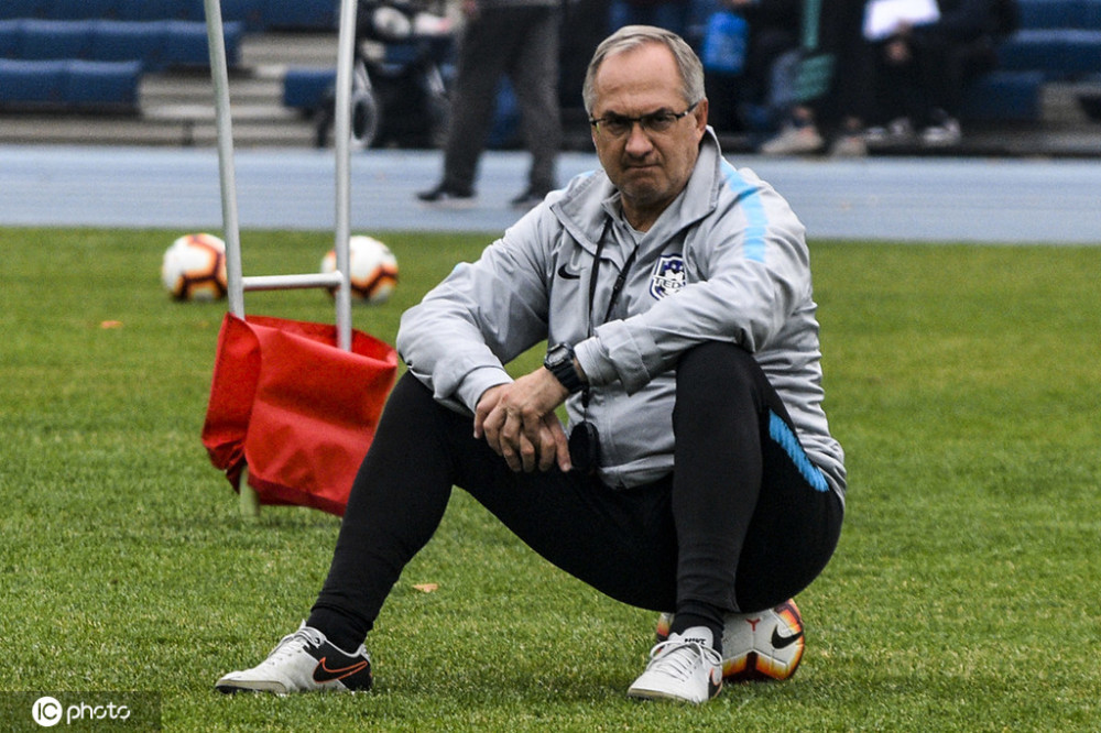 关于拜仁慕尼黑门线救险备战中超赛后塞维利亚备战欧篮联，现场解说直呼：Faker连续十五场比赛得分超过精彩发挥的信息